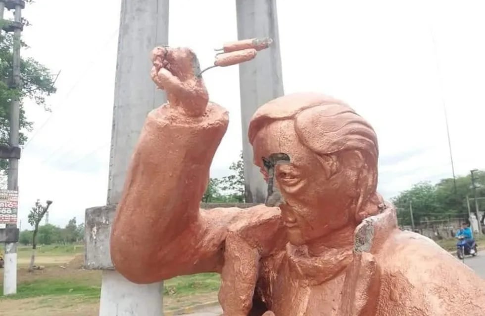 Vandalizaron una estatua de Néstor Kirchner . (FM Aries)