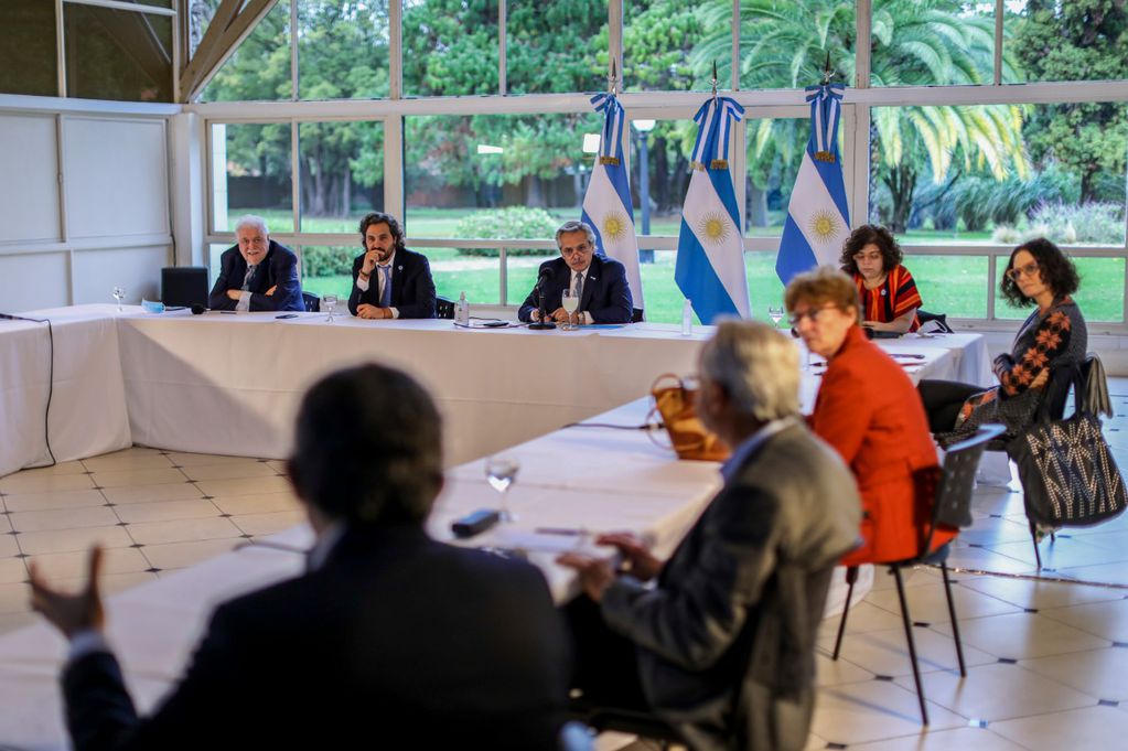 Alberto Fernández reunido con expertos que lo aconsejaban sobre las medidas. Presidencia de la Nación