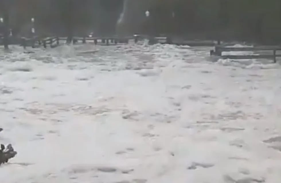 Impresionante creciente del balneario Siete Cascadas en La Falda. (Captura video)