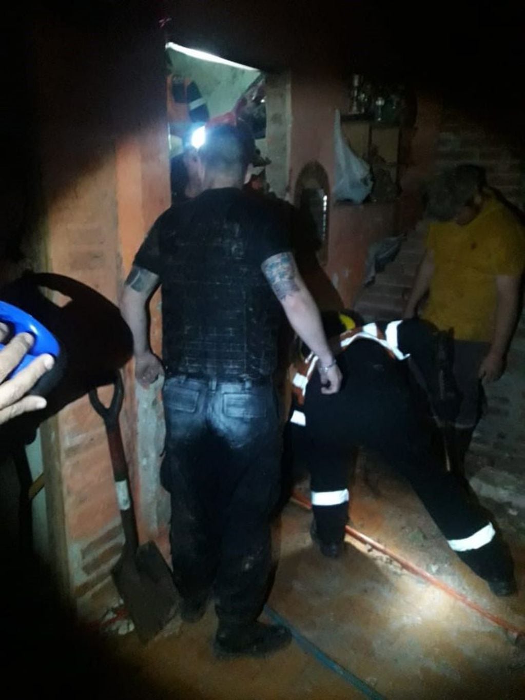 Operativo de rescate por el derrumbe de una casa en Villa Constitución. (@minsegsf)
