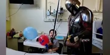 Con su disfraz de Mandalorian, un neuquino acompaña a los niños de un hospital.