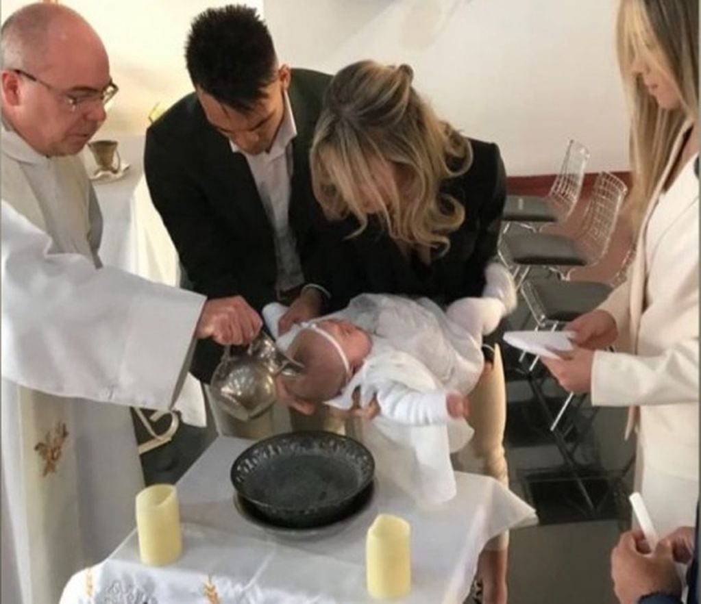 Nina, la hija de Lautaro Martínez y Agustina Gandolfo, fue bautizada en una ceremonia íntima en Mendoza.