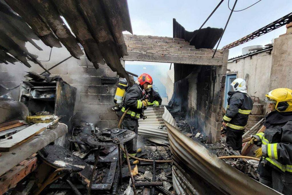 Cenizas. Nada quedó del taller incendiado en barrio Villa Argentina (Bomberos)