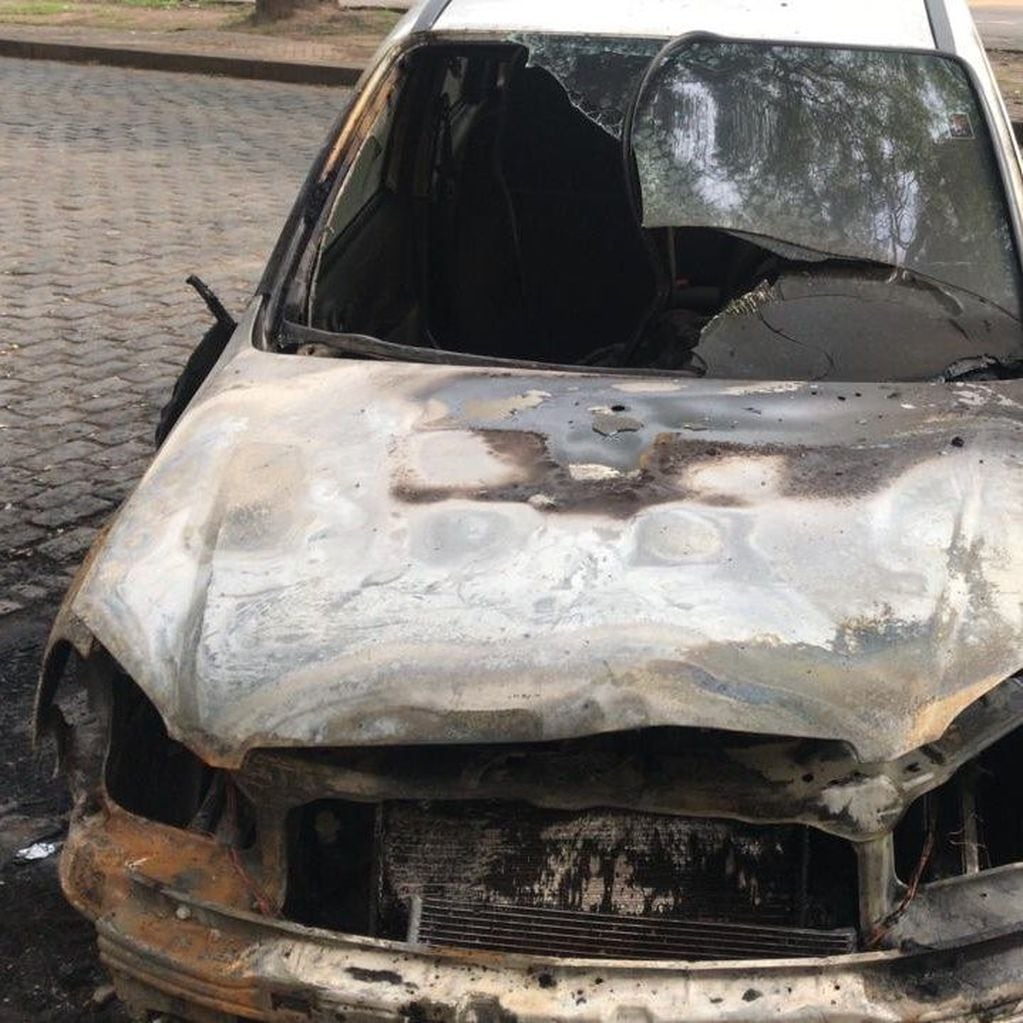 Dos autos fueron los que terminaron incendiados en la madrugada en Avenida Belgrano esquina Tucumán. (@gbelluati)