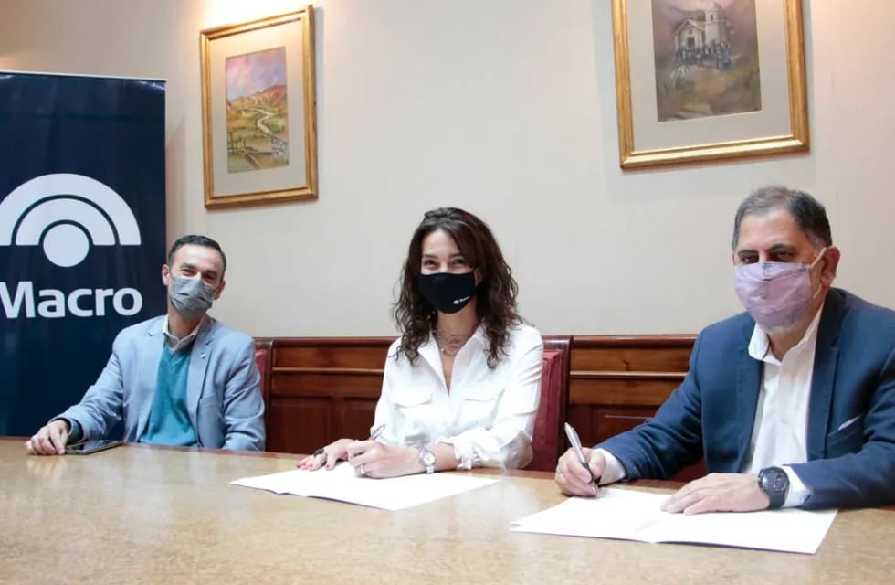 La gerente de la Divisional Jujuy del Banco Macro, Andrea Madariaga, y el intendente de San Salvador de Jujuy, Raúl Jorge, al momento de firmar el convenio.