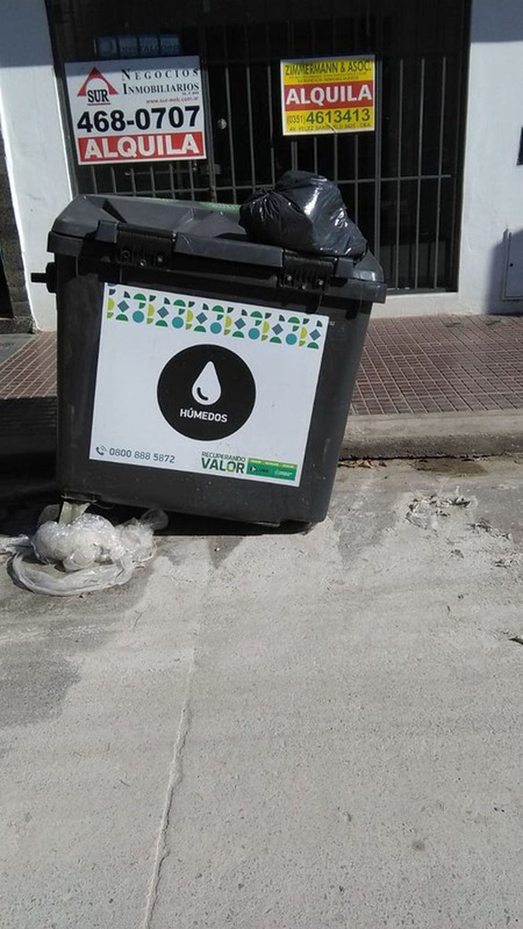 La Municipalidad denunció el vandalismo en los contenedores de basura en la ciudad.