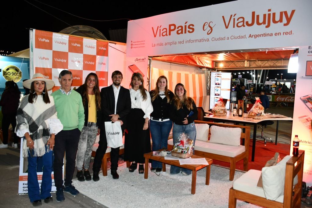 El stand de Vía Jujuy recibió la visita del ministro de Desarrollo Económico y
Producción Exequiel Lello Ivacevich