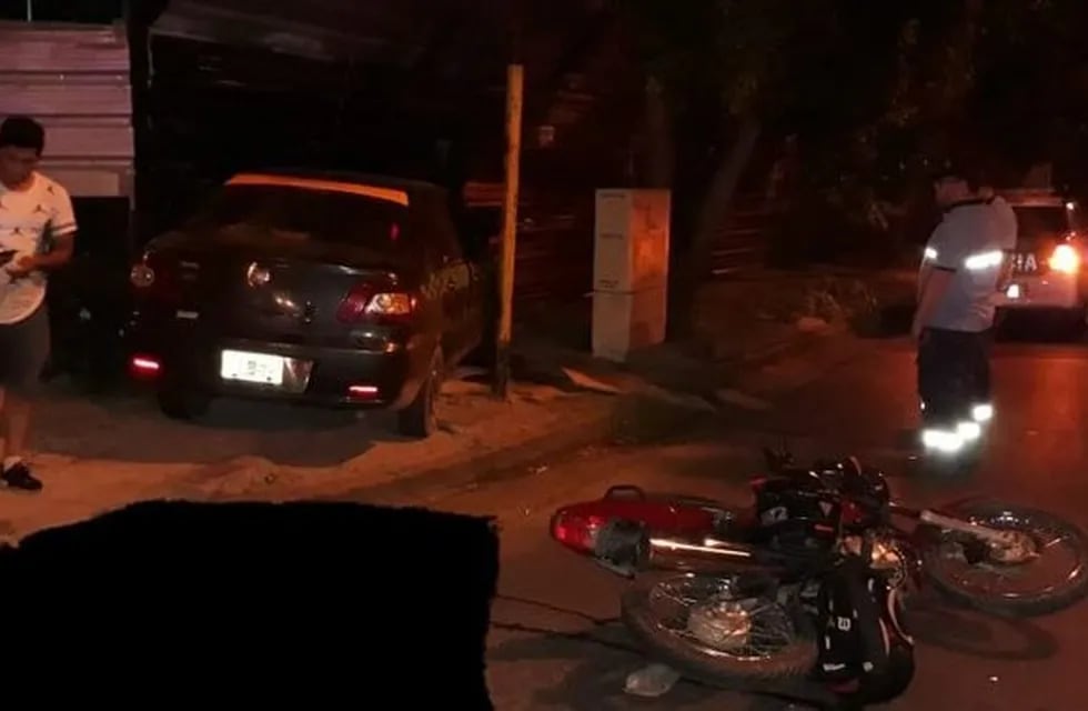 Fuerte accidente de tránsito entre un motociclista un remisero