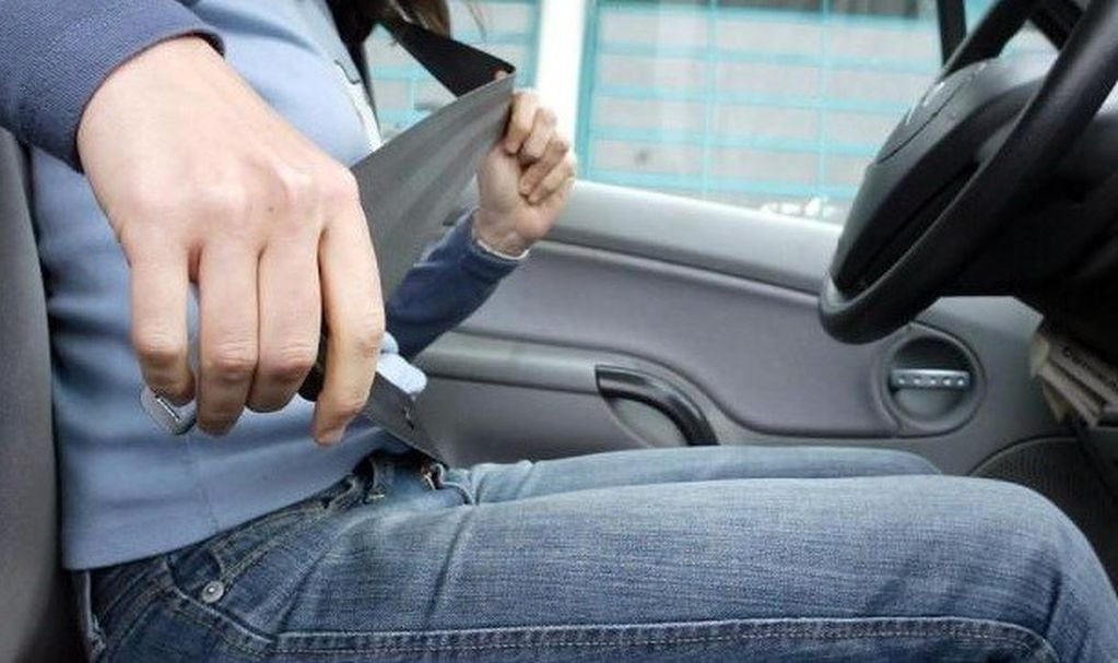 Quienes no usen cinturón de seguridad podrán ser multados por cámaras. 