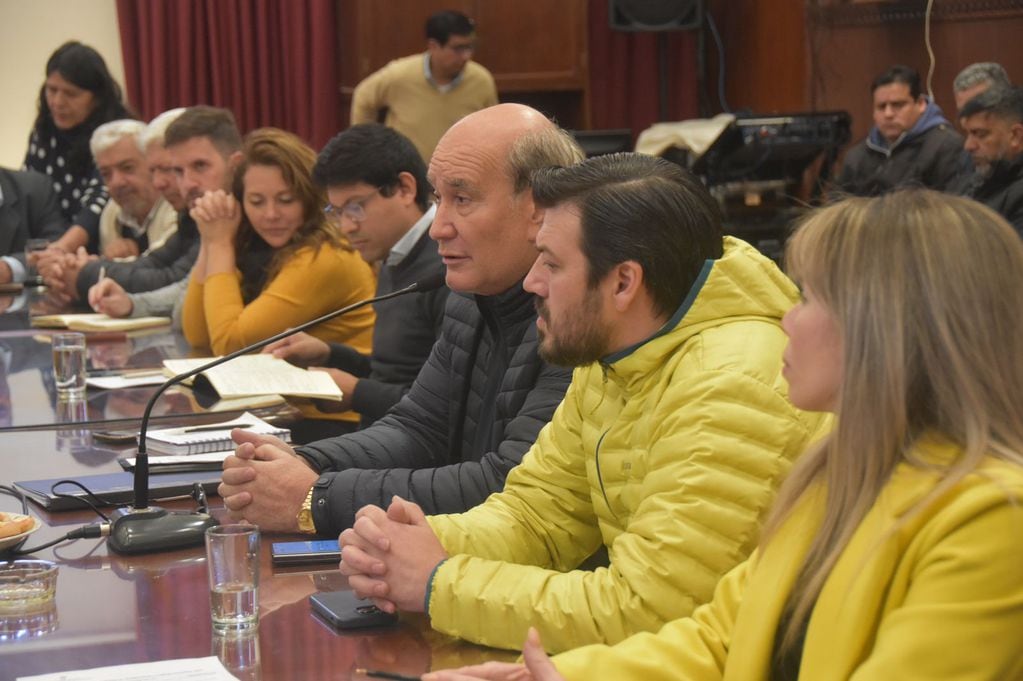 El diputado Rubén Rivarola (al centro), en su carácter de presidente de la Comisión de Transporte, condujo la reunión con los referentes del rubro en Jujuy.