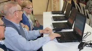 Adultos mayores con computadoras