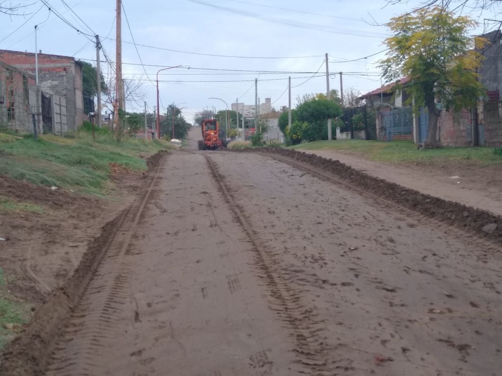Trabajos de mantenimiento de calles de tierra en diferentes barrios de la ciudad