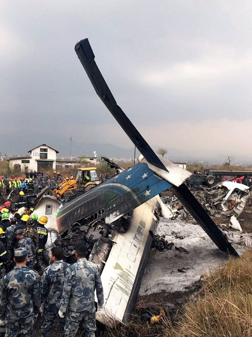 Los equipos de rescate trabajan junto al avión que se estrelló en el aeropuerto de Katmandú (Nepal)