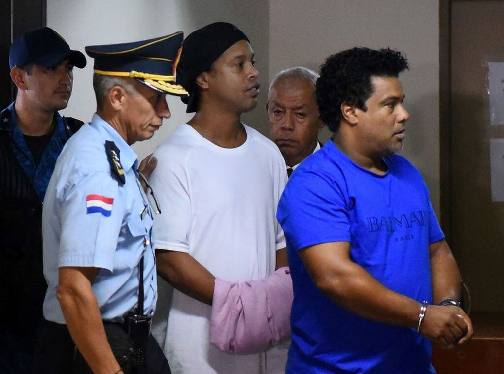 Ronaldinho seguirá preso con su hermano en Paraguay. (AFP)