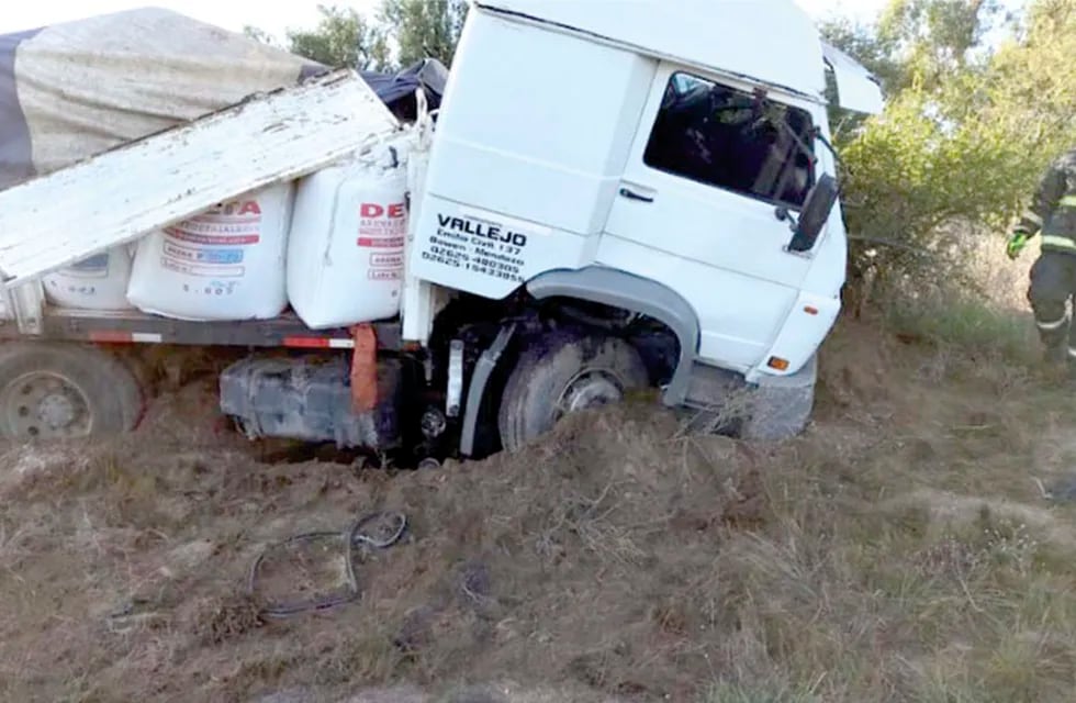 Dos camiones se rozaron de frente y terminaron en la banquina (Noticias del Sur Online)