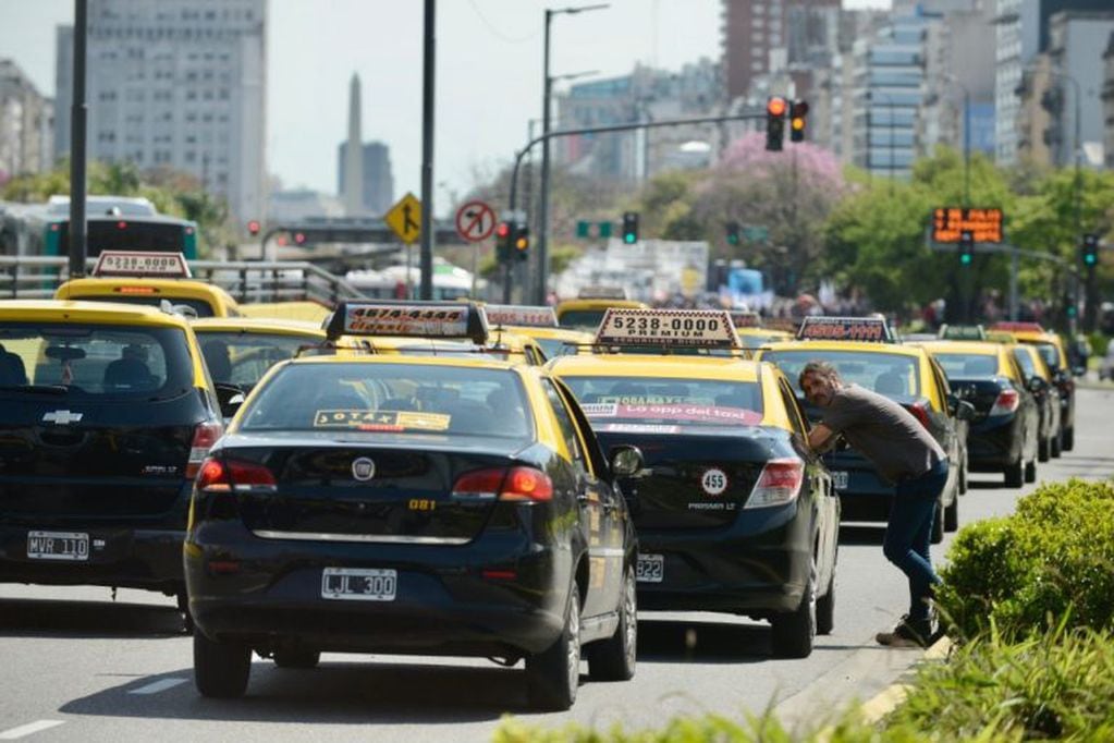 Protesta de taxistas en la avenida 9 de Julio. (Clarín)