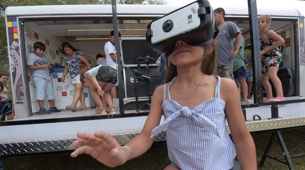 Los chicos pueden experimentar la realidad virtual (Municipalidad de Santa Rosa)