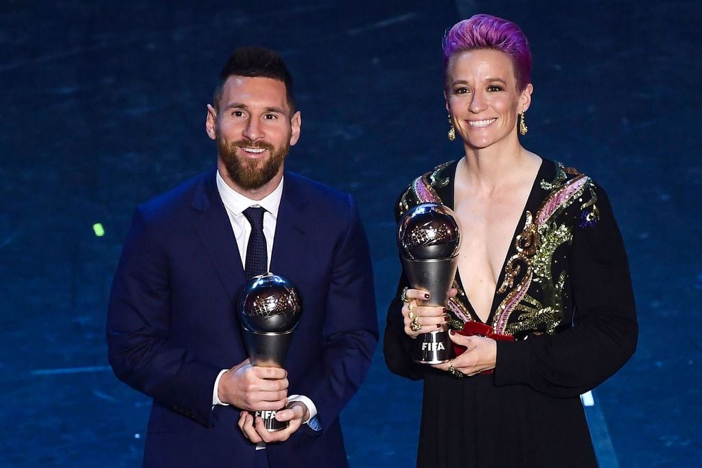 Lionel Messi recibe el premio FIFA The Best al mejor futbolista en 2019 y Megan Rapinoe (Estados Unidos) a la mejor futbolista (Foto: Marco Bertorello / AFP)