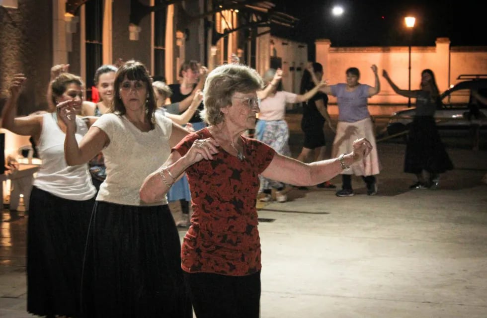 Tres Arroyos: “Cultura Presente. Edición Verano”, nutrida concurrencia a las clases de baile del Centro Cultural La Estación