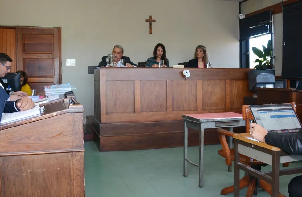 El Tribunal en lo Criminal Nº 3 de Jujuy juzga a un sacerdote, a otro hombre y a una entregadora, por la violación de una niña de diez años, ocurrida hace poco más de tres años.