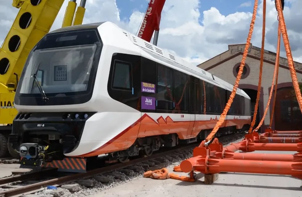 "Se cumplió el sueño de que el tren vuelva a pisar vías jujeñas, esto es increíble, después de treinta años", dijo el coordinador general de la Unidad Ejecutora, Emiliano Rodríguez.