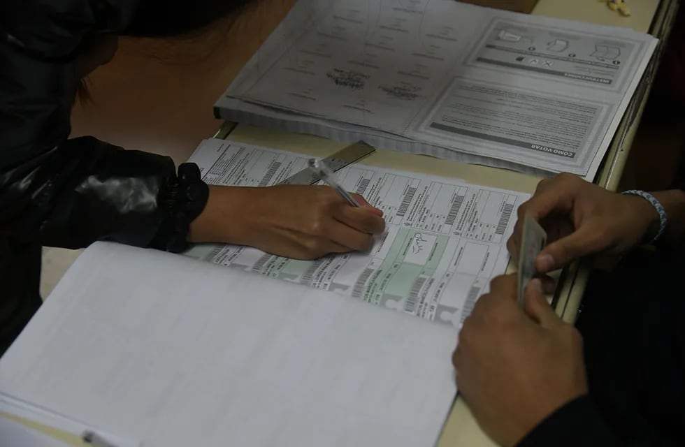 Schiaretti voto en el colegio Domingo Savio Elecciones en Municipales en Córdoba capital para elegir el intendente (Ramiro Pereyra / La Voz)