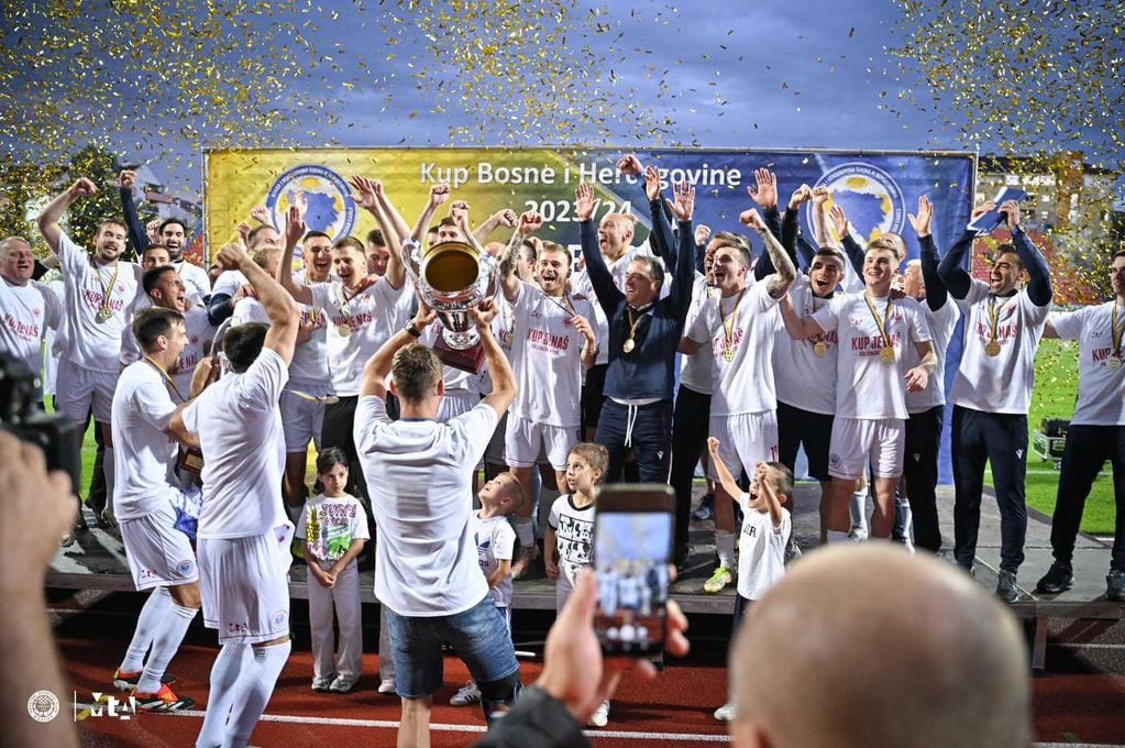 El ex Instituto Seba Corda se proclamó campeón de la Copa de Bosnia con su equipo, HSK Zrinjski Mostar. (Gentileza).