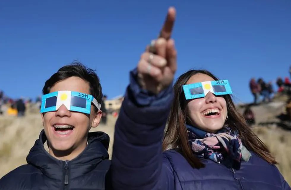 Para el eclipse del 2 de julio del año pasado se distribuyeron anteojos con filtros especiales, los que los tengan podrán volver a usarlos, los que no, deberán tomar muchas precauciones. Nicolás Aguilera/EFE