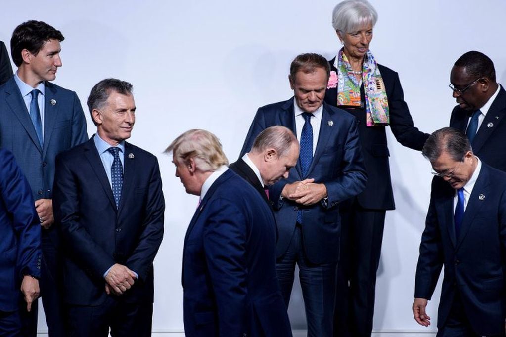 El primer ministro de Canadá, Justin Trudeau, Mauricio Macri, Donald Trump, Vladimir Putin, y Christine Lagarde, del FMI, se acomodan para la foto (AFP)