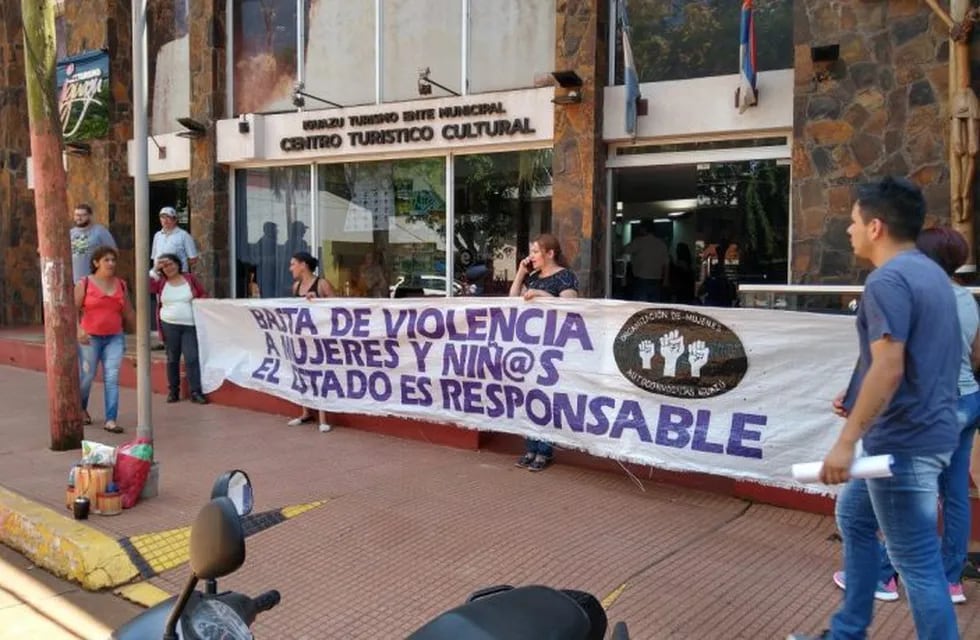 Las mujeres protestaron frente a la sede del ITUREM.