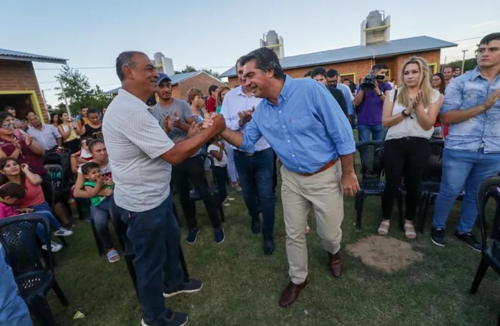 El gobernador entregó viviendas en La Escondida. (Prensa Gobierno del Chaco)