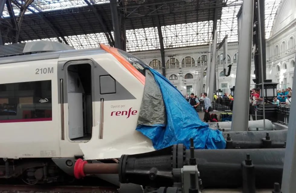 Un tren de cercanías averiado tras chocar con el tope final en la estación Francia de Barcelona, España, el 28/07/2017. foto: Europa Press/Europa Press/dpa