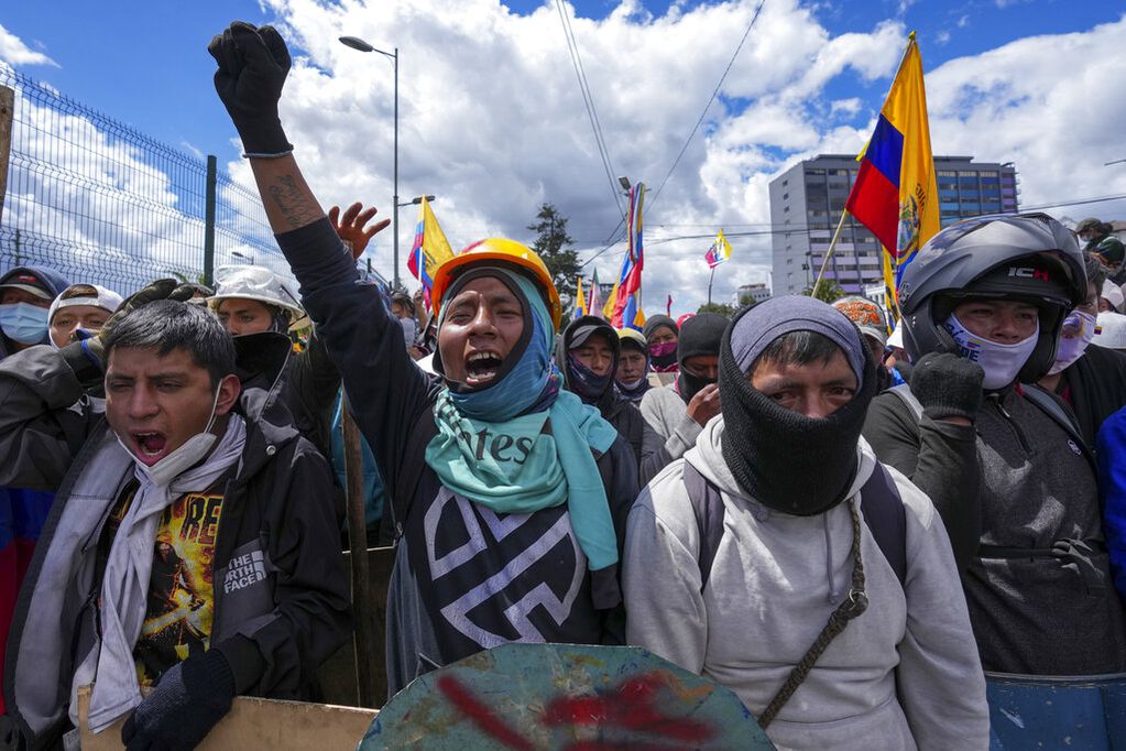 Manifestantes marchan contra las políticas económicas del presidente Guillermo Lasso y exigen una reducción del precio del combustible en el centro de Quito, Ecuador. Foto AP