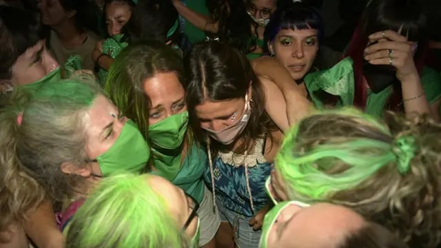 Festejos de militantes por el aborto legal seguro y gratuito en Plaza Independencia. Orlando Pelichotti / Los Andes