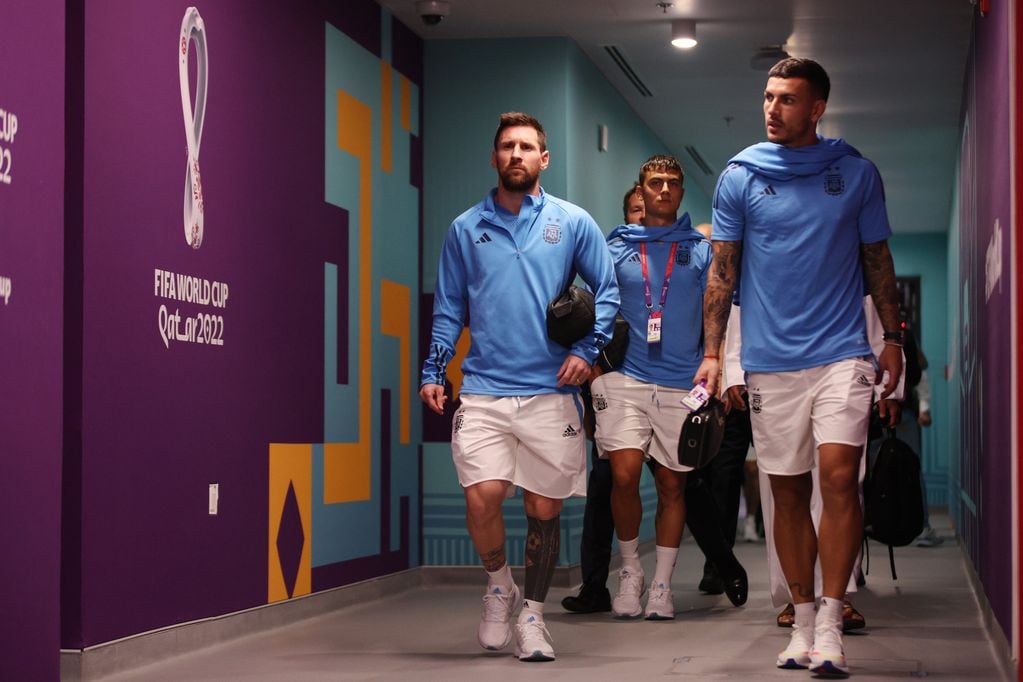 Messi y los jugadores de la selección llegando al partido ante Polonia. (Prensa AFA).