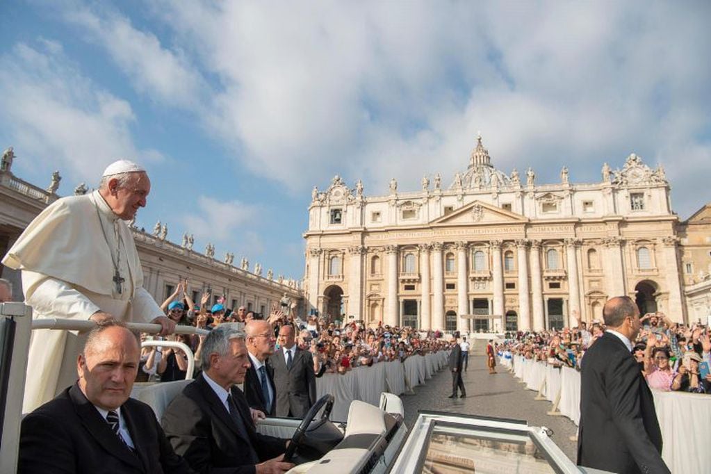 Una fotografía de los medios de comunicación del Vaticano muestra la llegada del Papa Francisco para su audiencia general del miércoles en la Plaza de San Pedro en el Vaticano, el 2 de octubre del 2019. Crédito: ANSA / MEDIOS VATICANOS.