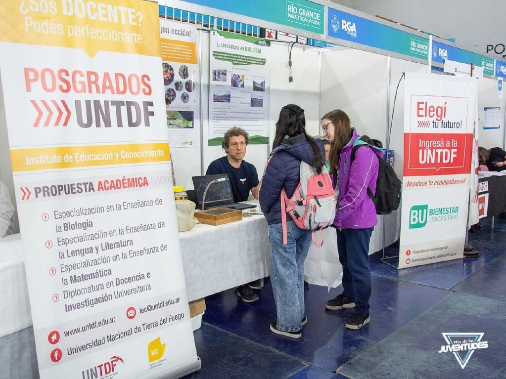 Una gran cantidad de jóvenes se acercaron a buscar información en la "Expo Académica RGA”.