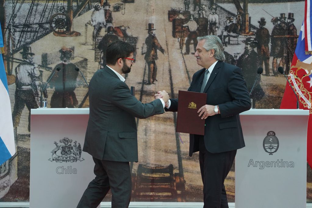 Buena relación entre mandatarios. Alberto Fernández saluda a Gabriel Boric en la Casa Rosada. Foto: Clarin