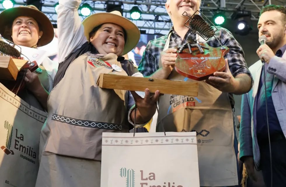 CAMPEONAS DEL ASADO. Ángela Cabrera (derecha) recibió el premio de Campeona Nacional del Festival del Asado criollo. Su compañera, Adriana Bustamante (fogonera) la acompañó durante todo el proceso.