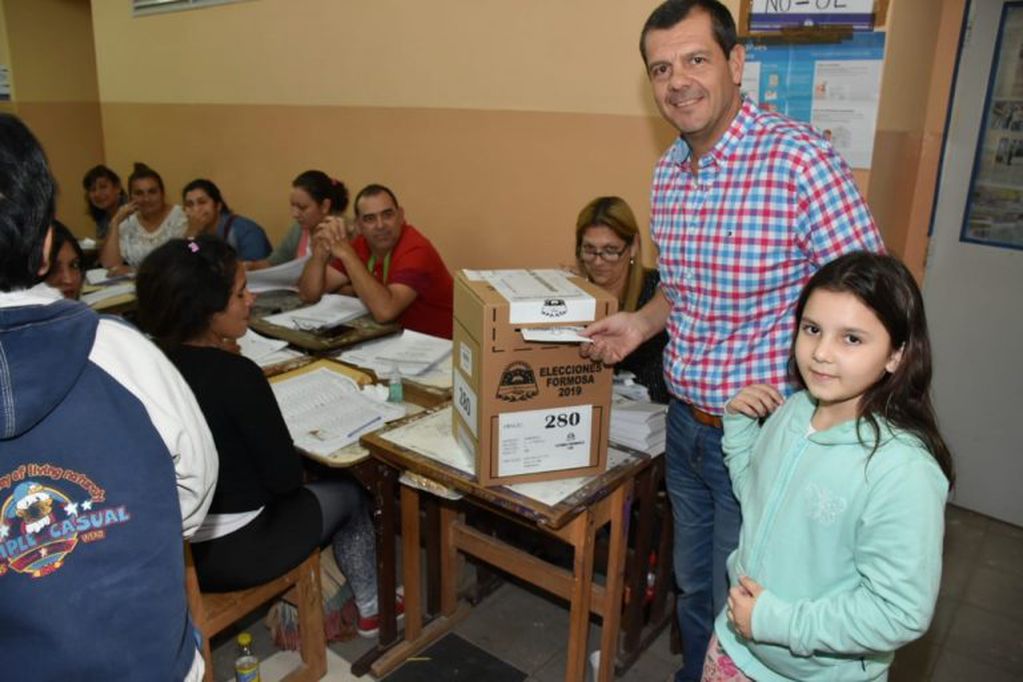 Fabián Olivera fue a votar acompañado de su hija