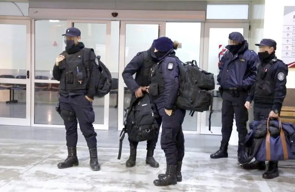 Policías en la terminal de San Rafael
