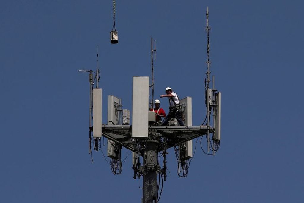 instalación de torre 5G. May 6, 2020. REUTERS/Adrees Latif/File Photo