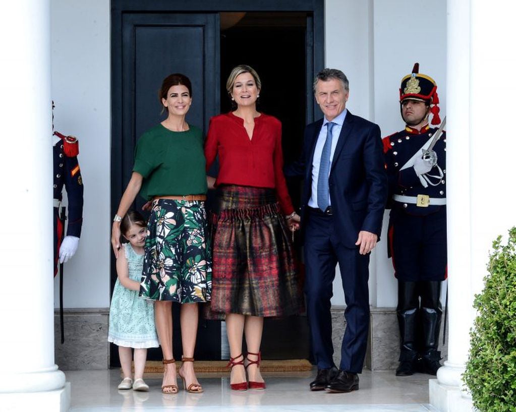 La Reina Máxima de Holanda junto a la familia presidencial argentina. (AFP)