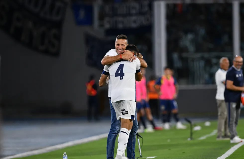 ¿Cuántos goles hizo Talleres? Lo festejan Matías Catalán y el técnico, Walter Ribonetto.