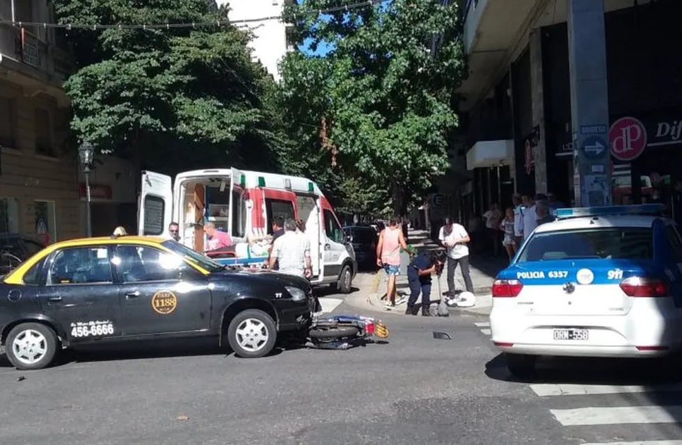 Choque entre un taxi y una motocicleta en la esquina de Córdoba y Dorrego, Rosario.
