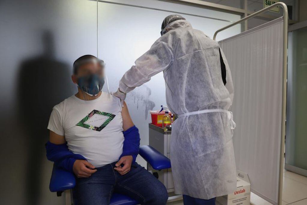 El millón de dosis de la vacuna china viajaría en un vuelo acondicionado de Aerolíneas el 20 de enero. EFE/UPCH 