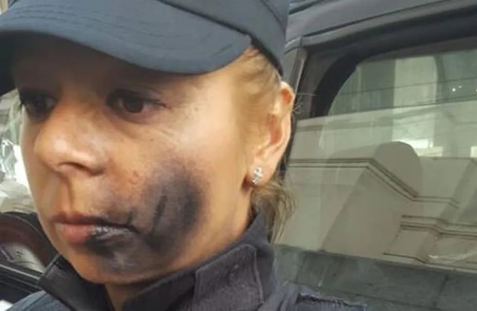 Atacaron a una mujer policía con aerosol frente a la morgue judicial.