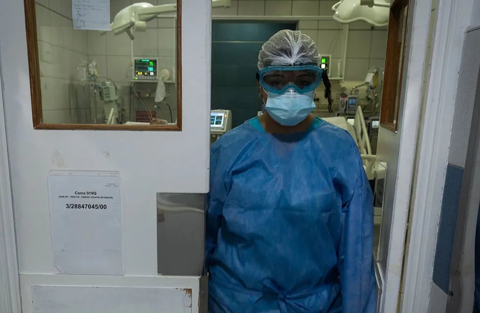 La enfermera Tamara Videla sale de una de las terapias intensivas del hospital
Unidades de Terapias intensivas (UTI) del Hospital Del Carmen. Foto: La Voz del Interior.