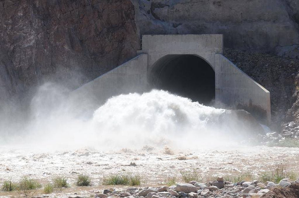 Habrá nueva limpieza del dique Potrerillos y advierten que podría faltar el agua. Foto: Los Andes.