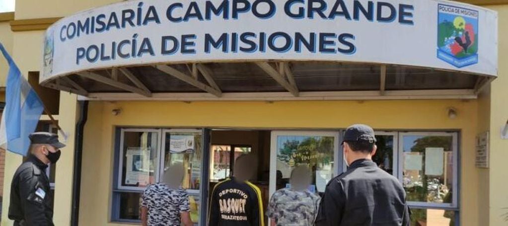 Tres jóvenes fueron detenidos por sustraerle las pertenencias a una mujer en Campo Grande.